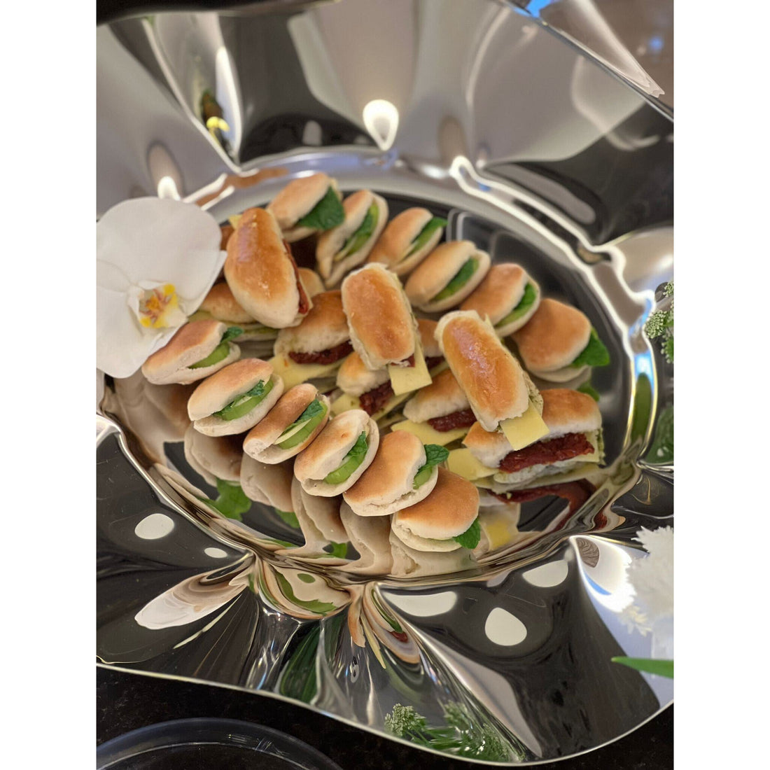 Flower plate with dome